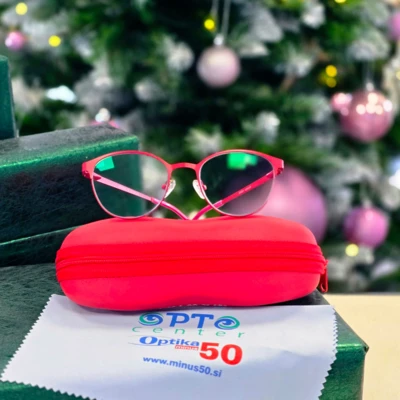 Otroci prihajajo po darila